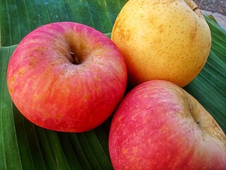 apples on a wooden table