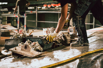 Bauarbeiter packen auf der Baustelle an