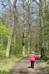 Frau auf Waldweg