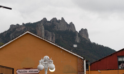 peñas las monjas peregrinas mineral del chico Hidalgo México con casa techo de tejas y farol en...