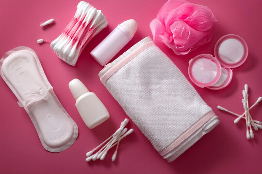 productos de higiene femenina sobre fondo rosa, concepto de cuidado femenino, mujeres saludables