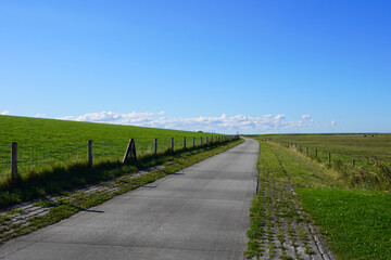 Radweg an den Deichen entlang an der Nordseek&uuml;ste in Deutschland
