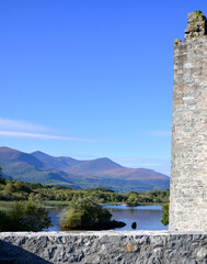 Naklejka premium fortress on the shore of lake in Ireland