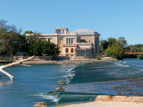 Vue de la ville d'Agde et du ch&acirc;teau Laurens depuis le fleuve c&ocirc;tier l'H&eacute;rault