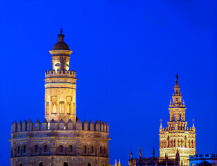Fototapeta premium Iconic Towers of Seville Captured at Night