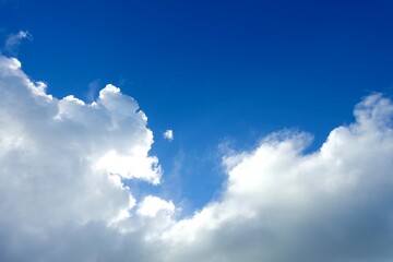 太陽光を背景に輝く白い雲