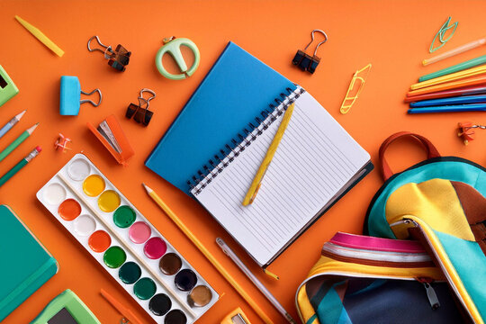 vista superior de objetos de escuela, articulos escolares sobre fondo blanco, concepto recursos editoriales educativos