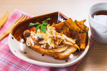 キノコとベーコンのオープンサンド