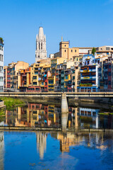 Clocher de style gothique de la Basílica Sant Feliu de Gérone dominant le Riu Onyar et ses immeubles colorés