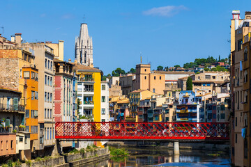 Clocher de style gothique de la Basílica Sant Feliu de Gérone dominant le Riu Onyar et ses immeubles colorés