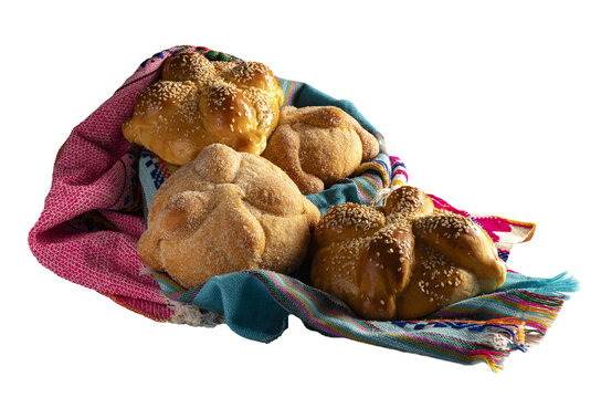 Bodeg&oacute;n. Varios pan de muerto o panes de muerto para la ofrenda tradicional mexicana, con ajonjol&iacute; y con azucar granulada sobre una servilleta multicolor. Aislado con fondo transparente o sin fondo. 