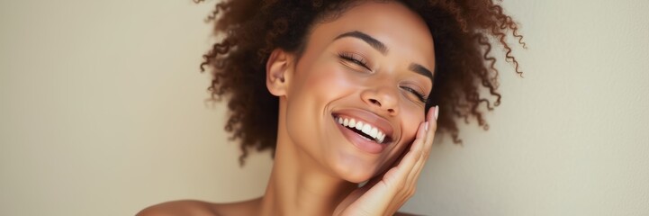 Obraz premium A joyful woman with beautiful curly hair, radiating confidence and happiness, perfect for beauty, wellness, or lifestyle marketing.