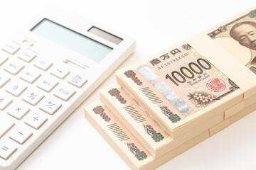 白背景に一万円の札束と電卓