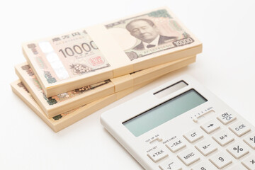 白背景に一万円の札束と電卓