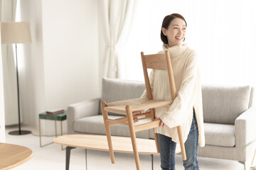 椅子を運ぶ女性