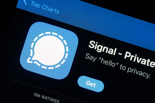 App store with Signal secure mobile messenger app to be installe