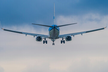 Airlines Boeing 737-8K2 lecący na bezchmurnym niebie. 