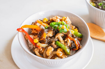 沖縄学校給食メニュー　もずく丼