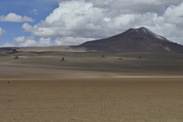 Vista do deserto com vulcão