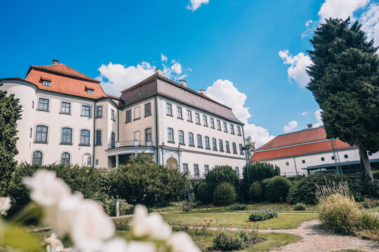 Schloss Gro&szlig;laupheim, ein barockes Schloss im Herzen von Laupheim, Baden-W&uuml;rttemberg, erbaut im 16. Jahrhundert und heute Heimat des Museums zur Geschichte von Christen und Juden.