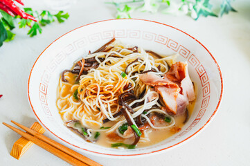 博多名物　豚骨ラーメン　