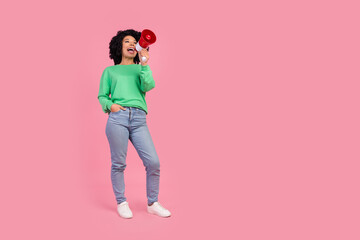 Full length photo of shiny attractive lady dressed green pullover screaming toa empty space...