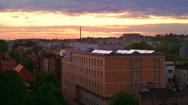 Widok z lotu ptaka na Szpital Miejski w Piekarach Śląskich podczas jesiennego zachodu słońca