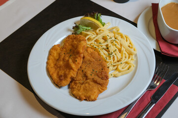 Panierte Schnitzel mit Spätzle und Soße