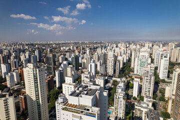 Fototapeta premium Aerial view of Campo Belo in São Paulo showcasing urban buildings and greenery on a sunny day