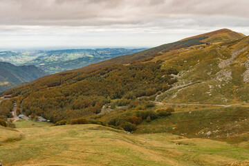 Obraz premium Paesaggi di crinale in autunno con giornata nuvolosa