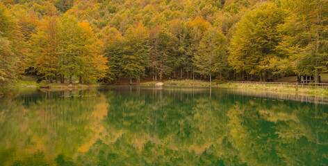 Il laghetto del Cavone in montagna in autunno