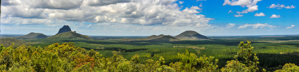 Paysage typique de cette région australienne au nord de Brisbane. Photos assemblées pour faire un panorama.