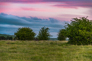 Obraz premium Sunset views over rural farmland with clouds