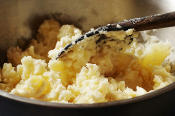 調理中のポテトサラダ