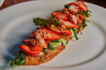 Rebanada de pan con fresa y tocino 