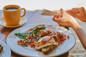 Desayuno de Huevos y pico de gallo