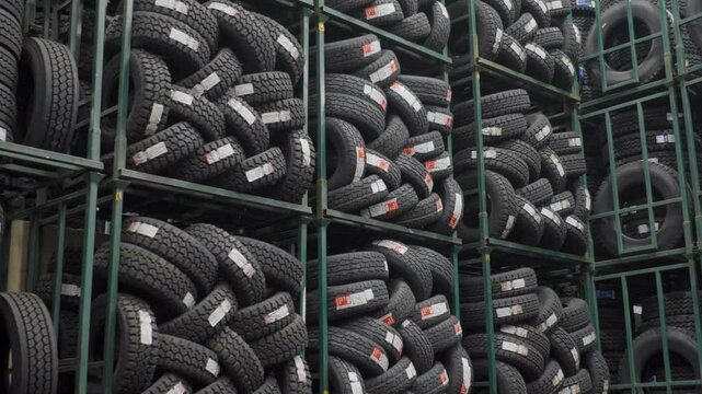 Almac&eacute;n de llantas en una bodega industrial 