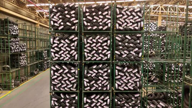Almac&eacute;n de llantas en una bodega industrial 