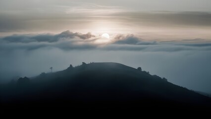Obraz premium Misty Hilltop in Early Morning Light