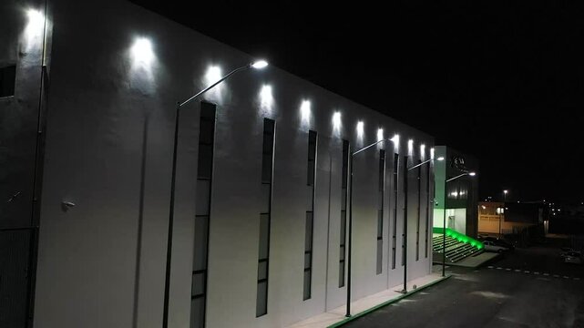 Infraestructura de edificio blanco con alumbrado 