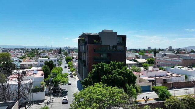 Vista a&eacute;rea de un conjunto de departamentos modernos en una zona urbana 