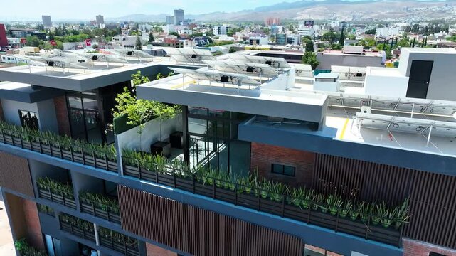 Vista a&eacute;rea de un conjunto de departamentos modernos en una zona urbana 