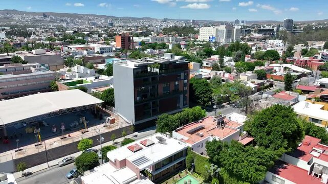 Vista a&eacute;rea de un conjunto de departamentos modernos en una zona urbana 