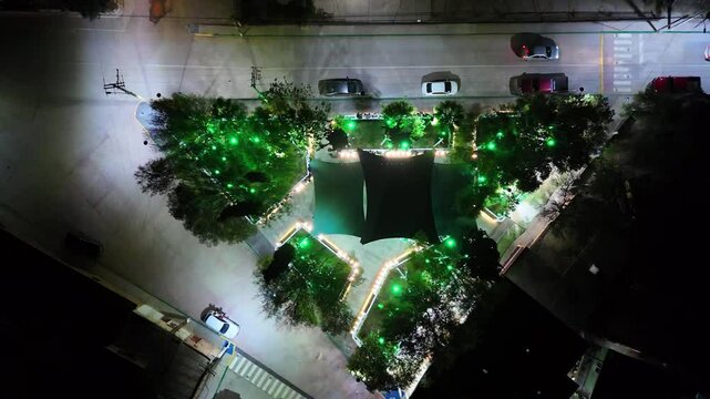 Vista a&eacute;rea de un parque municipal de noche con iluminaci&oacute;n colorida 