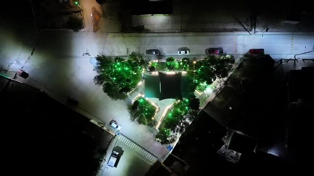 Vista a&eacute;rea de un parque municipal de noche con iluminaci&oacute;n colorida 