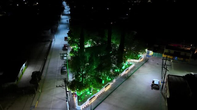 Vista a&eacute;rea de un parque municipal de noche con iluminaci&oacute;n colorida 