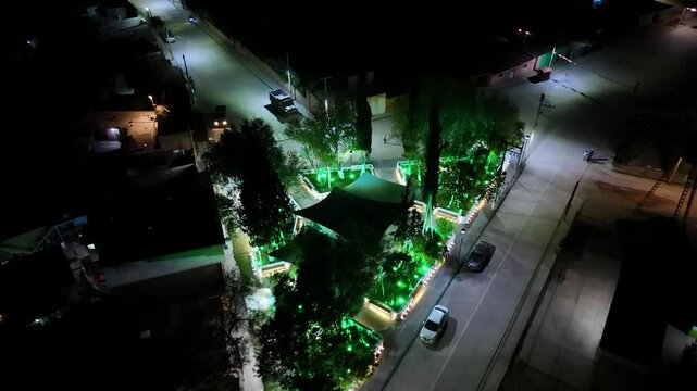 Vista a&eacute;rea de un parque municipal de noche con iluminaci&oacute;n colorida 