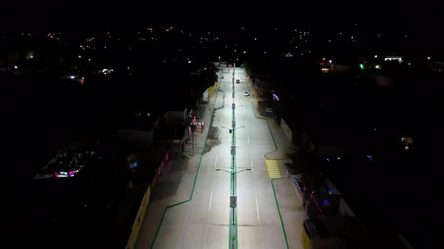 Camino en carretera nocturno iluminado 