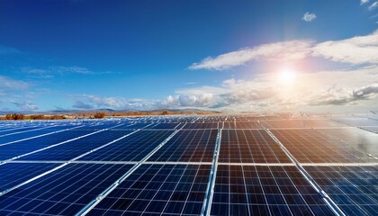 青空の下に広がる大規模な太陽光パネル群。太陽光が反射し、クリーンエネルギーが生成されていることを感じさせる静かな風景