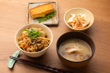 木製のテーブルに置かれた炊き込みご飯
